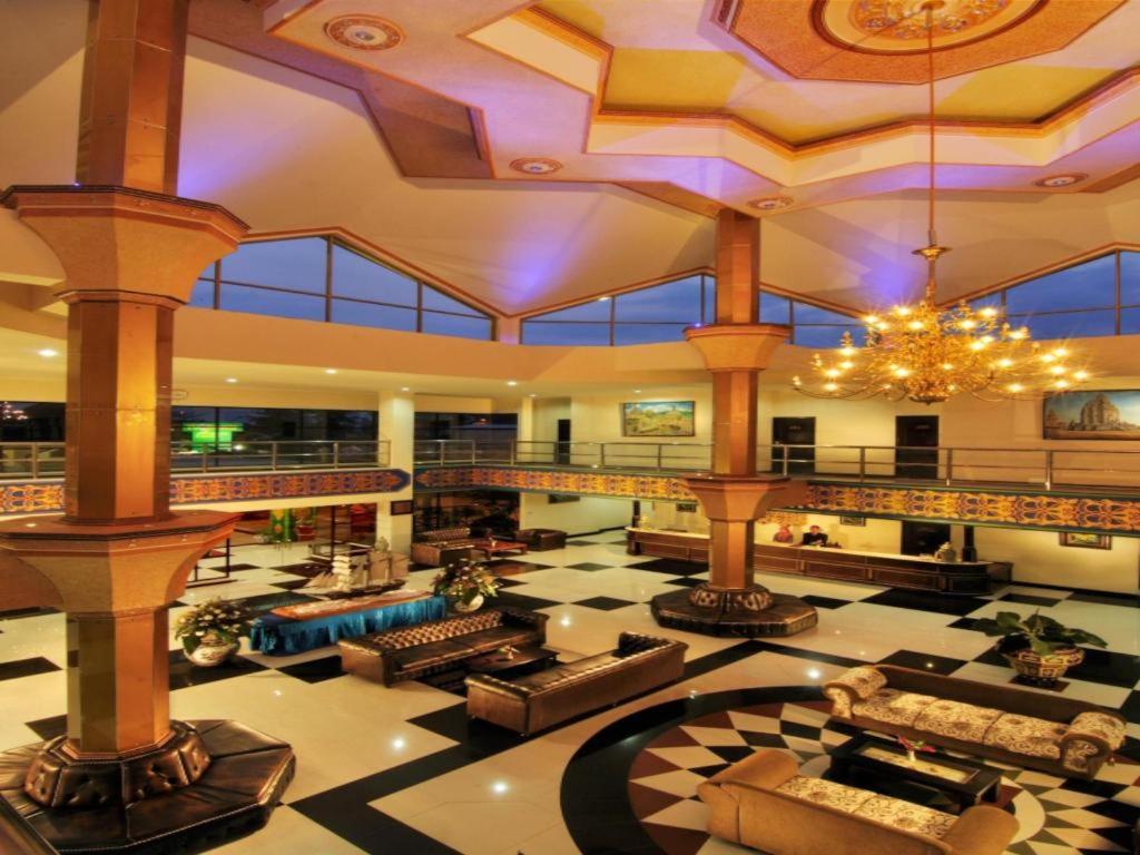 Yusro Hotel Restaurant & Convention Jombang Zewnętrze zdjęcie
