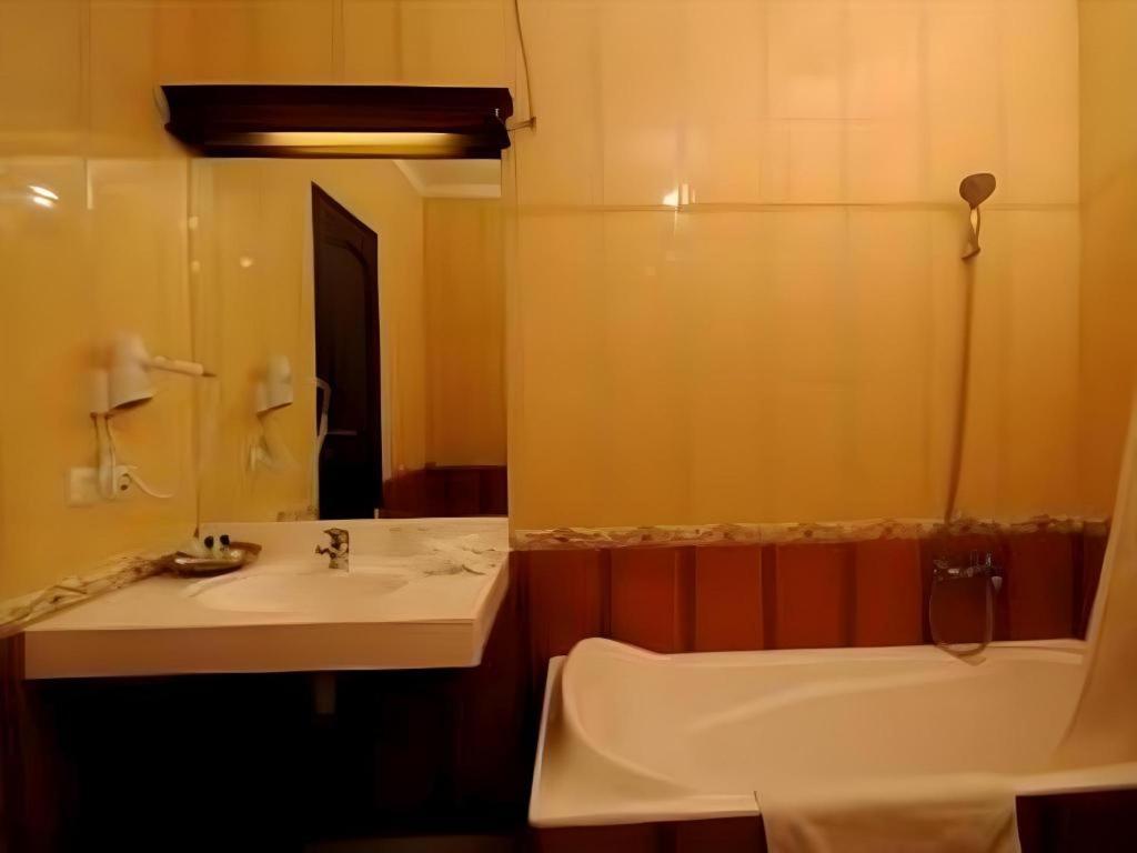 Yusro Hotel Restaurant & Convention Jombang Zewnętrze zdjęcie